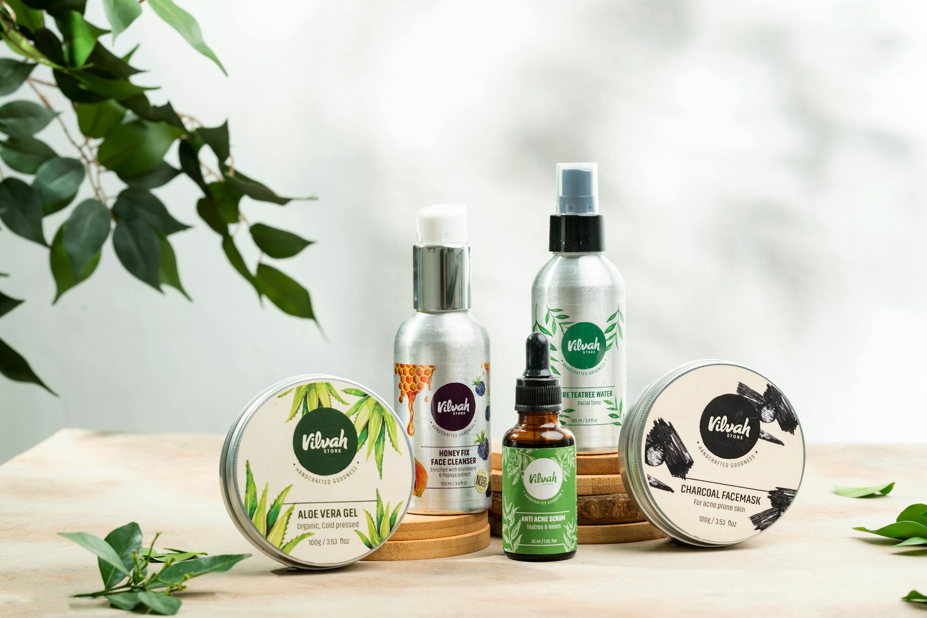 Zbliżenie na żel aloesowy i węglową maseczkę w naturalnej pielęgnacji