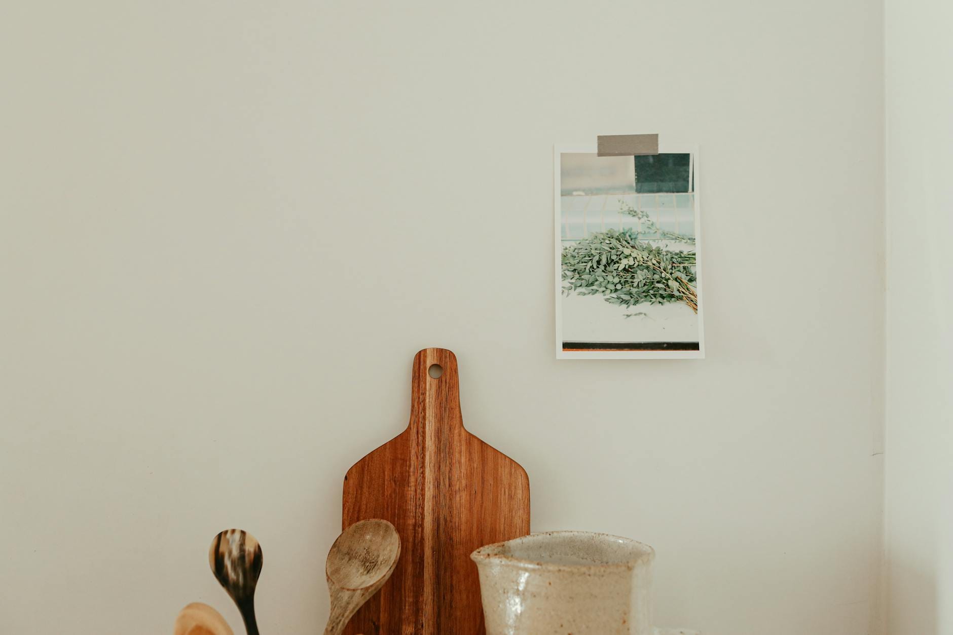 Drewniana deska do krojenia i łyżki w minimalistycznej kuchni