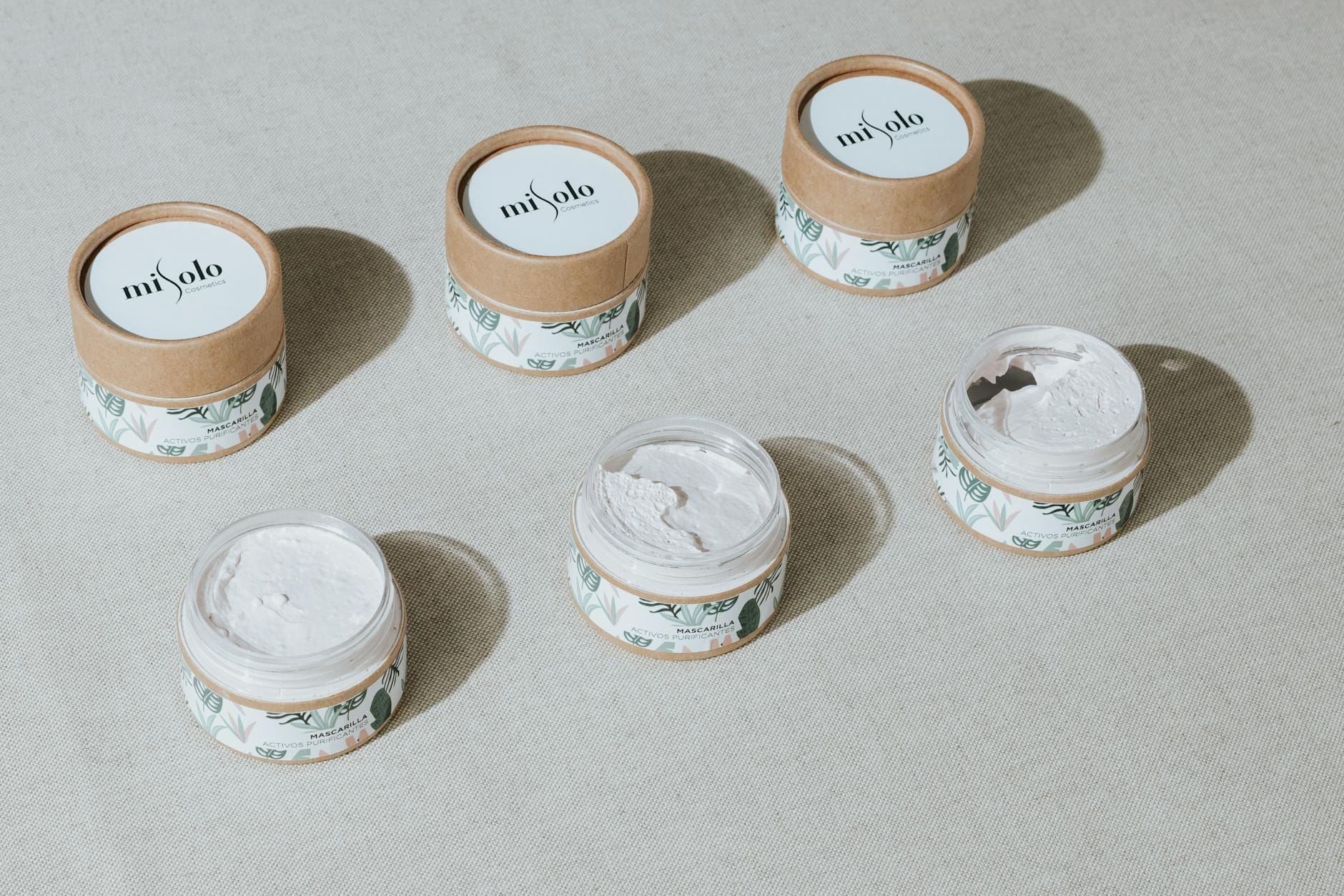 Naturalne kremy do twarzy w ekologicznych opakowaniach z góry