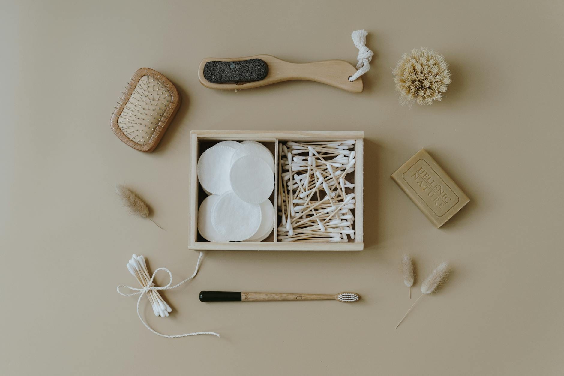 Jak ograniczyć odpady w łazience: polskie produkty i proste nawyki Płasko ułożone ekologiczne akcesoria łazienkowe, szczotki i patyczki