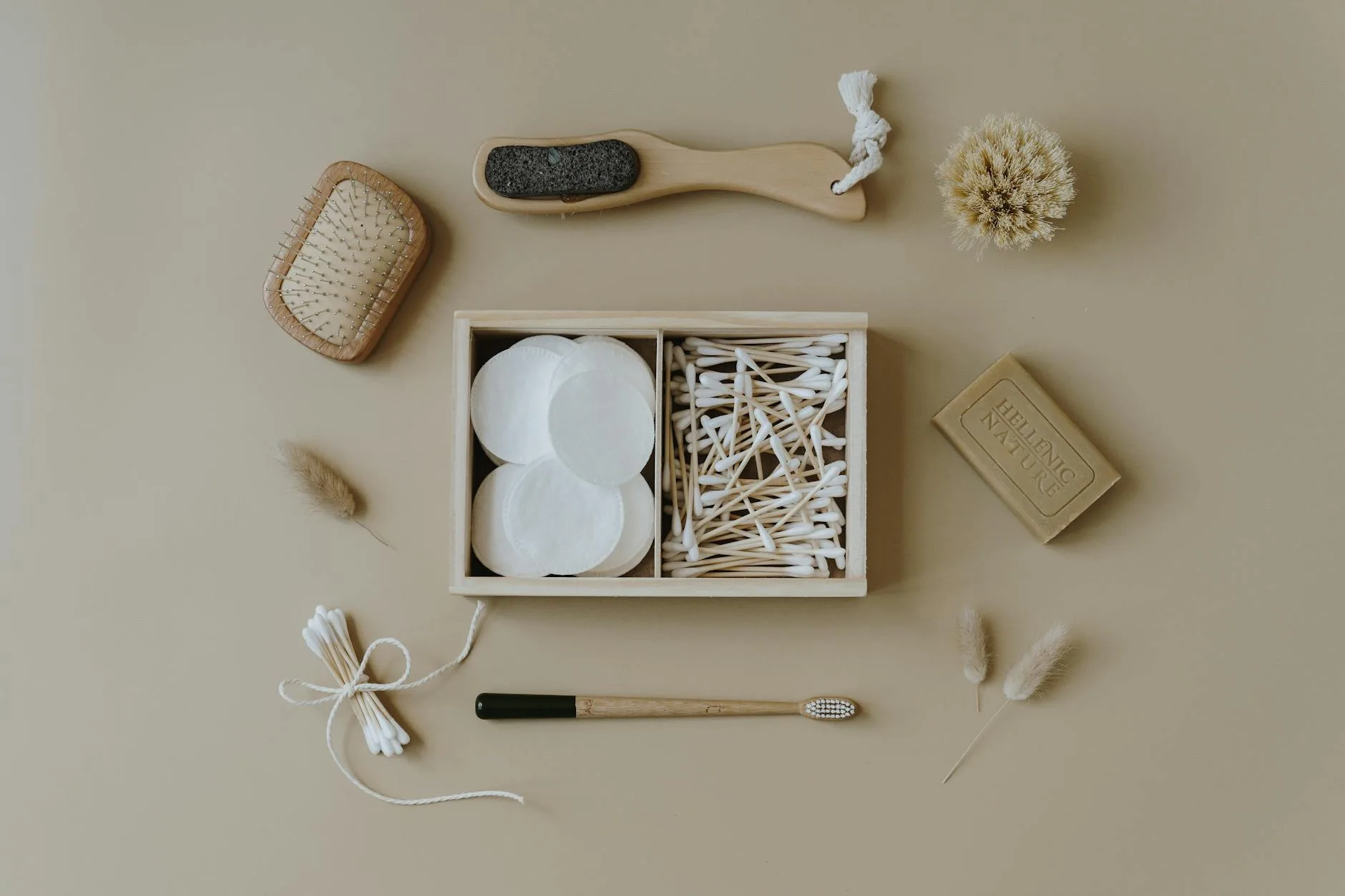 Płasko ułożone ekologiczne akcesoria łazienkowe, szczotki i patyczki