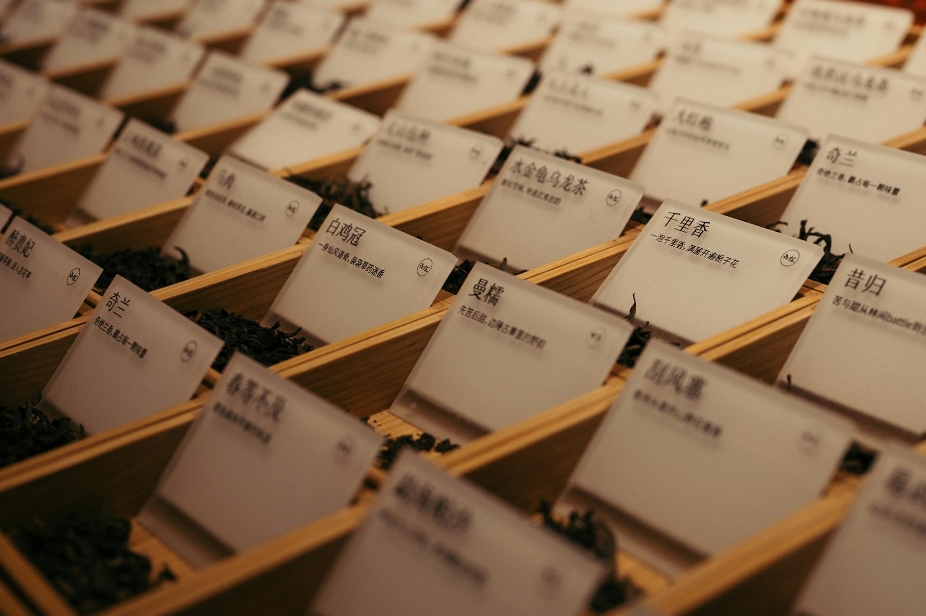 Różne liście herbaty w drewnianych przegródkach z etykietami