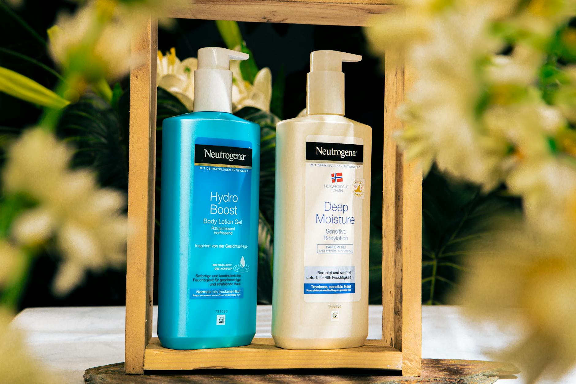 Balsamy Neutrogena Hydro Boost i Deep Moisture w drewnianej ramce z kwiatami