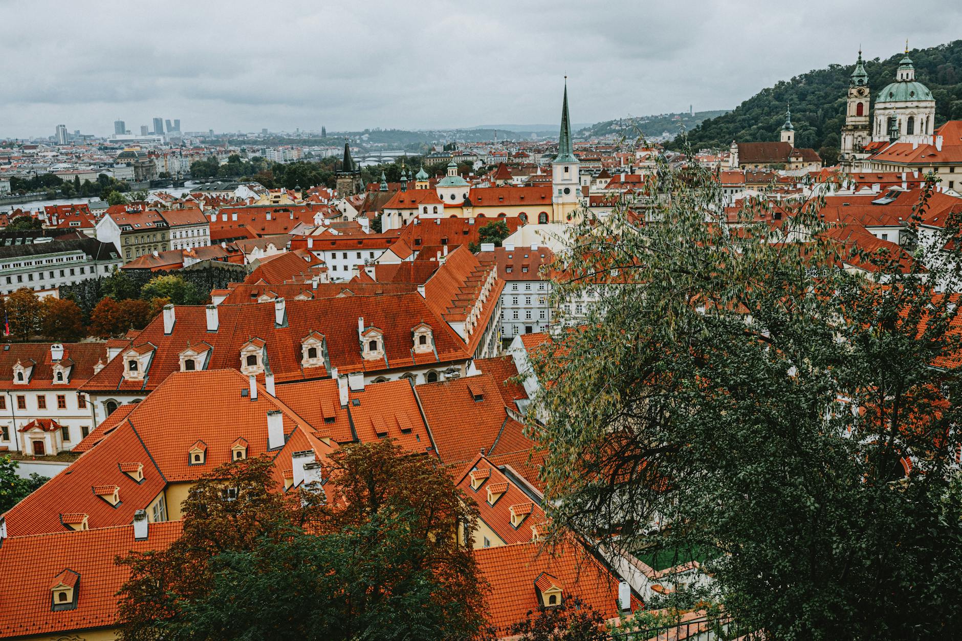 Panorama czerwonych dachów i zabytkowej zabudowy Pragi