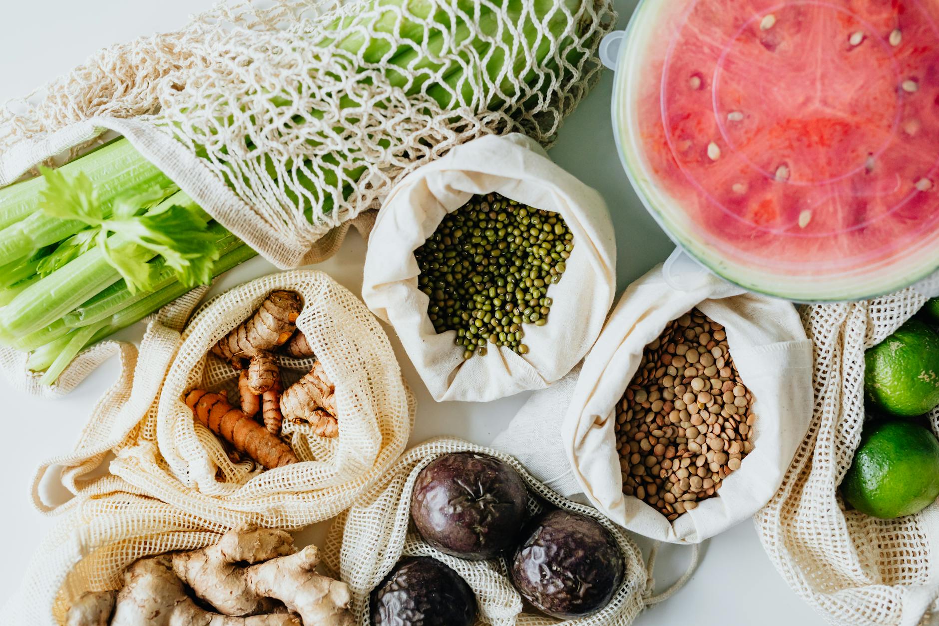 Warzywa, przyprawy i ziarna w wielorazowych woreczkach zero waste