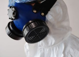 Kiedy wymienić filtr w polskim oczyszczaczu powietrza i ile to kosztuje? Maska ochronna i biały kombinezon ochronny w zbliżeniu